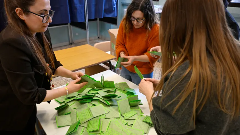 Lo spoglio del referendum in un seggio