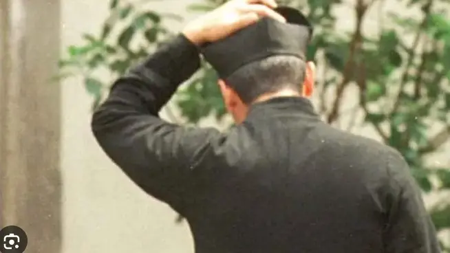 Un prete vittima di un sexy ricatto