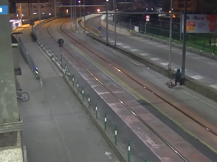 Un fermo immagine della donna a terra durante la rapina