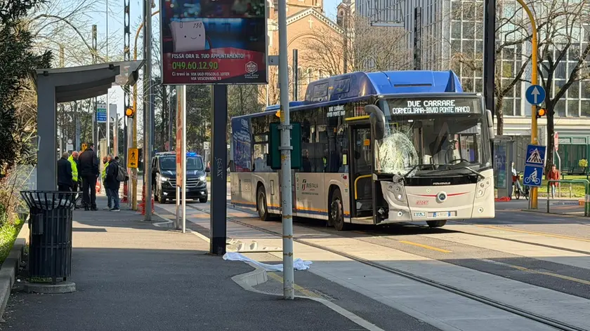 Il luogo dell'incidente in via Gozzi a Padova (foto Agenzia Bianchi)