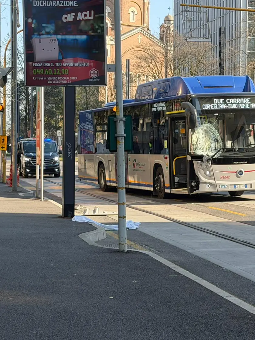 Il luogo dell'incidente in via Gozzi a Padova (foto Agenzia Bianchi)