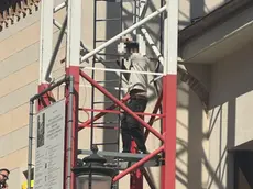 L'operaio sulla gru in via San Biagio a Padova (foto Agenzia Bianchi)