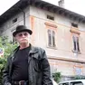 Il cantautore Gino Paoli nel 2009 davanti alla villa dove è nato, in via Roma a Monfalcone Foto Altran