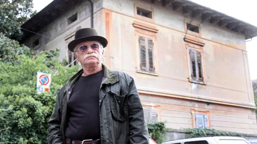 Il cantautore Gino Paoli nel 2009 davanti alla villa dove è nato, in via Roma a Monfalcone Foto Altran