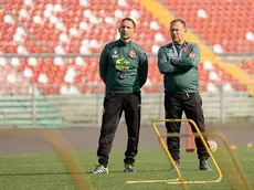 Roberto Breda mentre dirige il suo primo allenamento al Padova, insieme al vice Vincenzo Melidona (Calcio Padova)