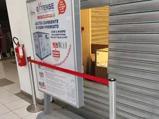 La gioielleria Orofino al centro commerciale Estense dopo l'assalto dei banditi
