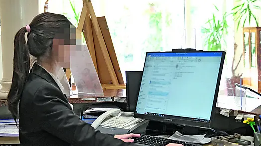 Una receptionist in un hotel delle Terme