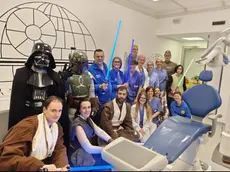 Thomas vestito da Dart Fener e i cosplayers dell'associazione Star Wars Universe di Adria in visita all'UOSD Odontoiatria di Comunità dell'Ospedale Immacolata Concezione di Piove di Sacco