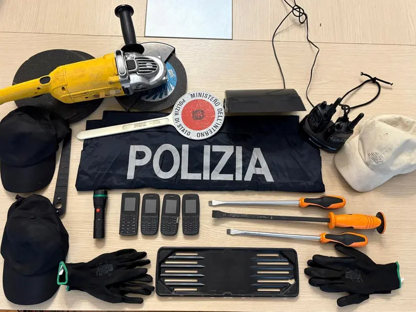 Alcuni degli oggetti ritrovati nel rifugio della banda