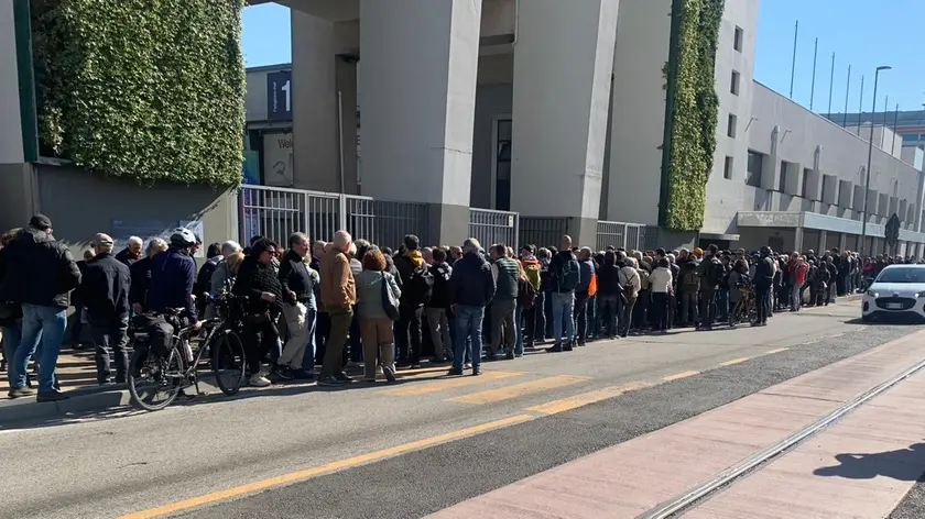 La lunga coda fuori dalla Fiera per entrare