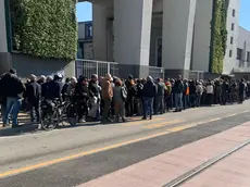 La lunga coda fuori dalla Fiera per entrare