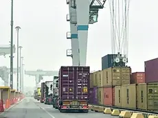 Il carico e scarico di merci all’Interporto di Padova: a soffrire sono le aziende esportatrici