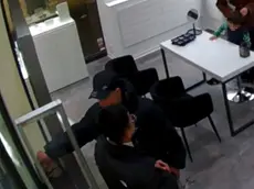 Il momento esatto in cui i due ladri rubano gli occhiali