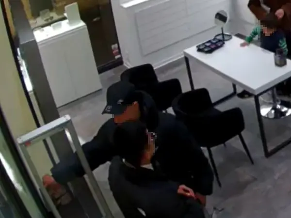 Il momento esatto in cui i due ladri rubano gli occhiali