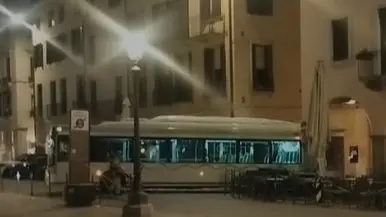 L'autobus incastrato in piazza dei Frutti