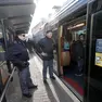 Controlli della polizia alla fermata del tram