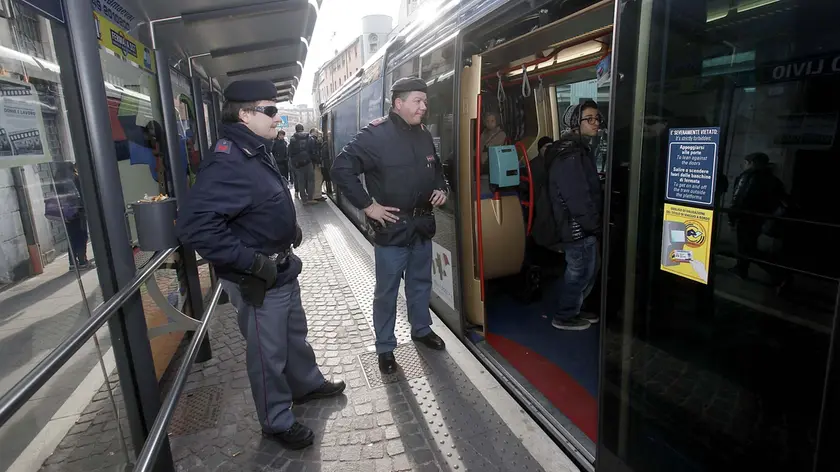 Derubano anziano sul tram ma c’erano gli agenti: arrestati
