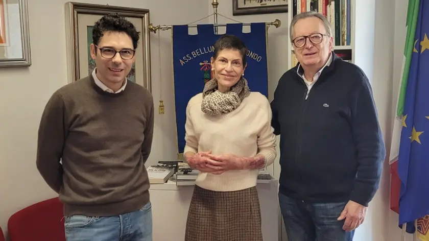 Marco Crepaz e Oscar De Bona con Alessandra Galli De Min (foto dal sito www.bellunesinelmondo.info)