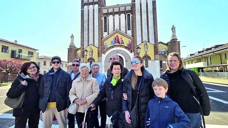 Una parte del gruppo che chiede la riapertura del patronato a Brusegana