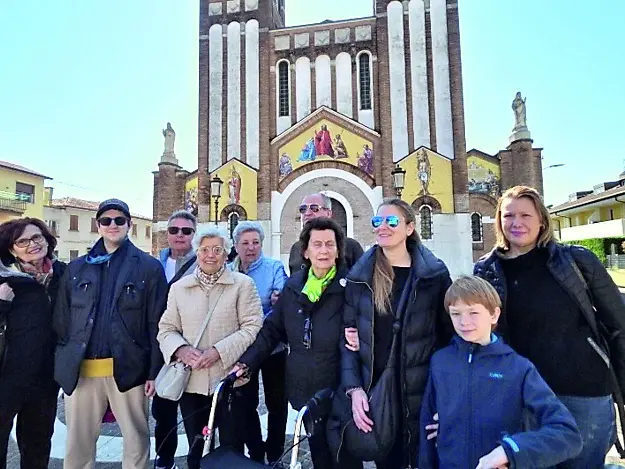 Una parte del gruppo che chiede la riapertura del patronato a Brusegana