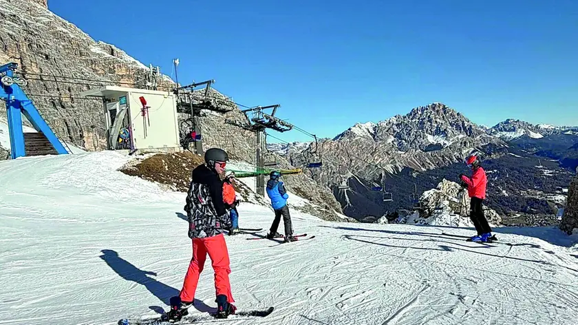 Alcuni sciatori lungo del piste del comprensorio delle Tofane all’altezza del rifugio di Pomedes