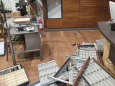 Il caos lasciato dai ladri all'Officina Ottica Gianeletti di Padova
