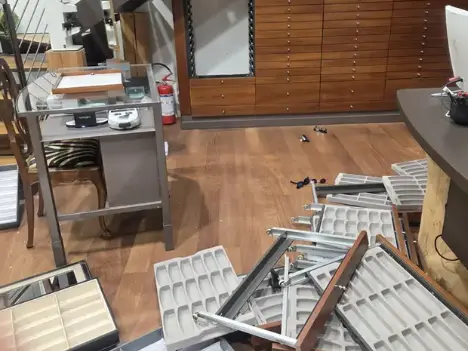 Il caos lasciato dai ladri all'Officina Ottica Gianeletti di Padova