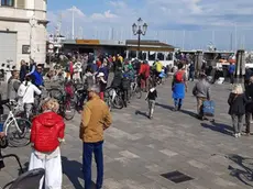 Turisti in bici in attesa di imbarcarsi da Chioggia verso Pellestrina