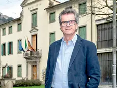 Franco Ennio, 63 anni, è il candidato per il mondo civico: qui in posa davanti al municipio (FOTO ZANGIROLAMI)