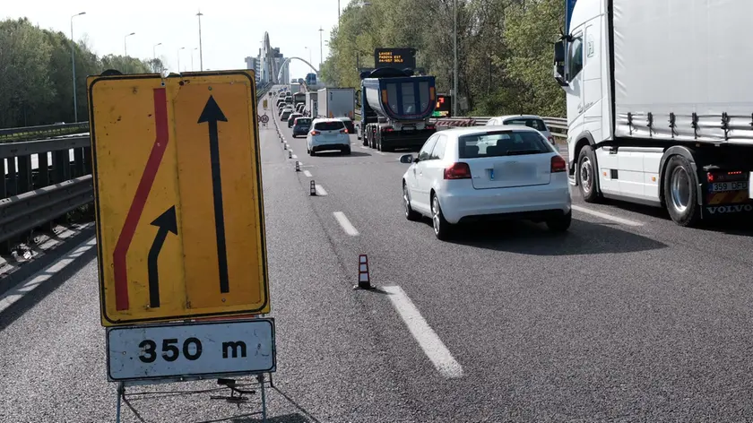Traffico in tilt all'altezza del ponte Darwin a Padova (foto Agenzia Bianchi)