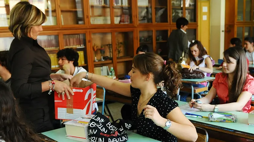 Alunni consegnano il cellulare a scuola