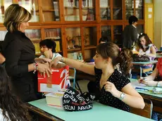 Alunni consegnano il cellulare a scuola