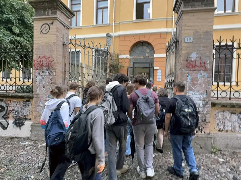 L’ingresso degli studenti al liceo classico Tito Livio
