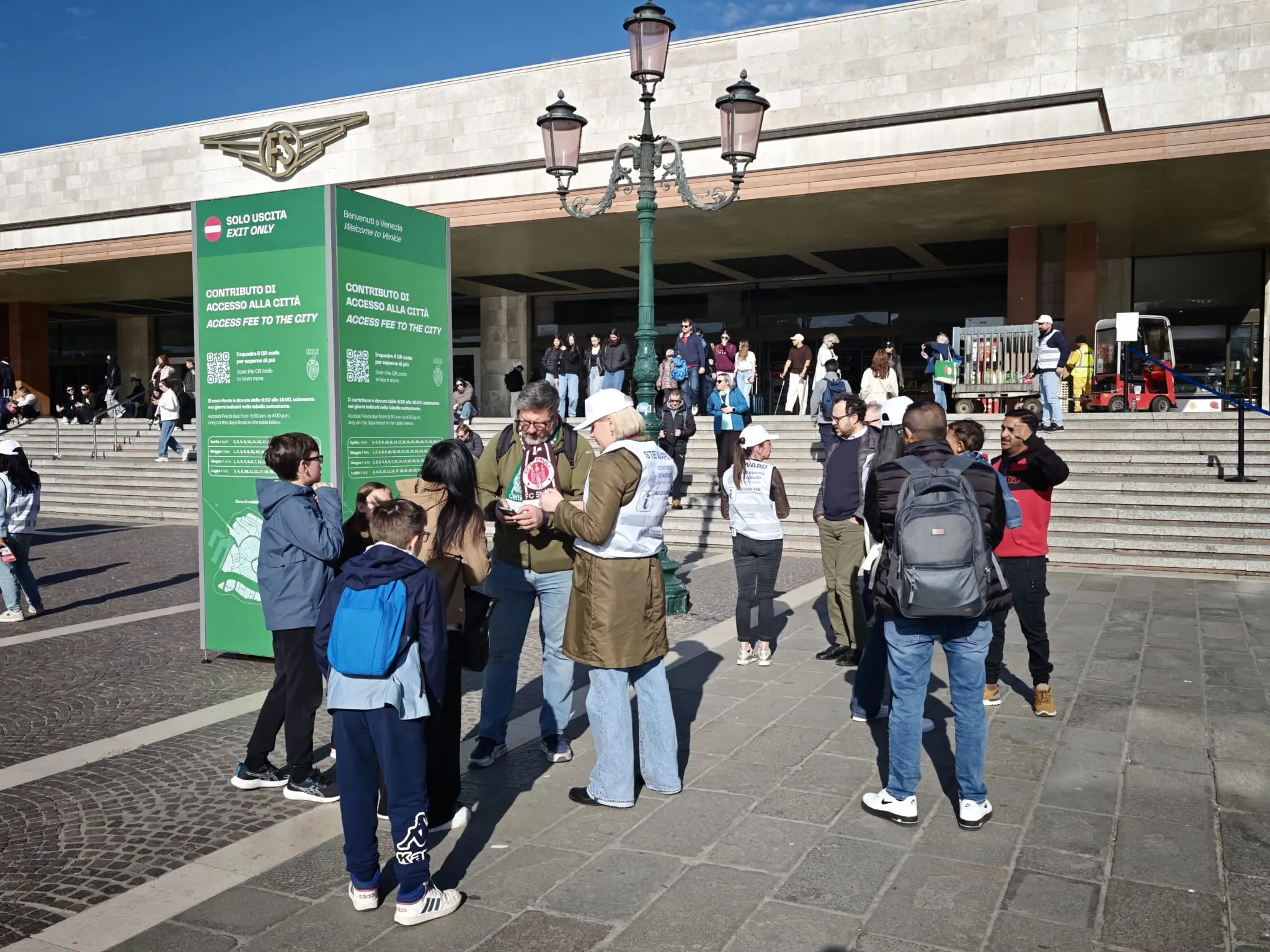 Controlli fuori dalla stazione di Venezia (InterPress)