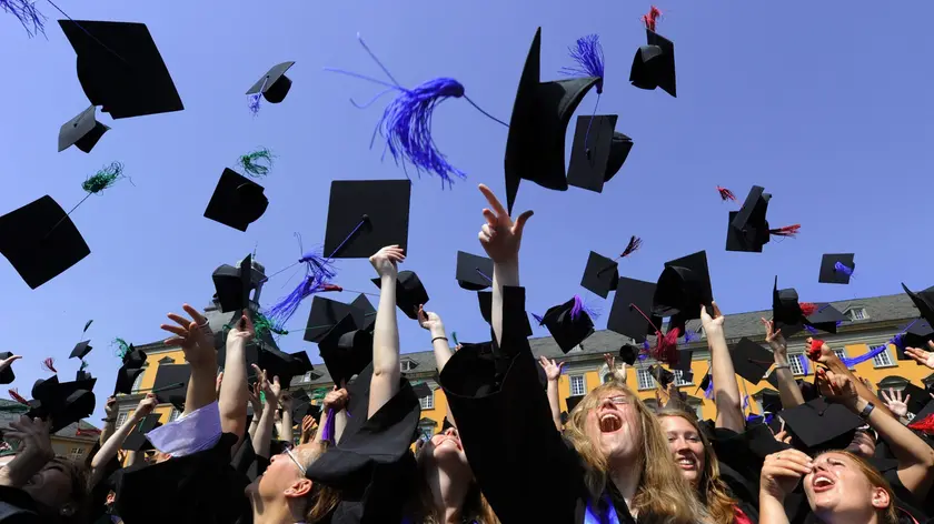 Le donne sono quasi il 60% dei laureati in Italia e ottengono risultati migliori negli studi, ma restano penalizzate nel lavoro