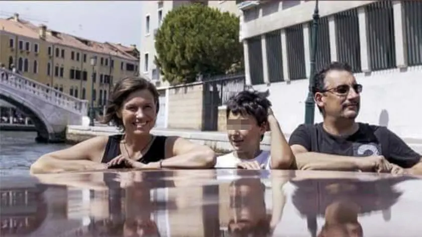 Tiziana Zaramella con il figlio Lorenzo e il marito Massimiliano Carrer