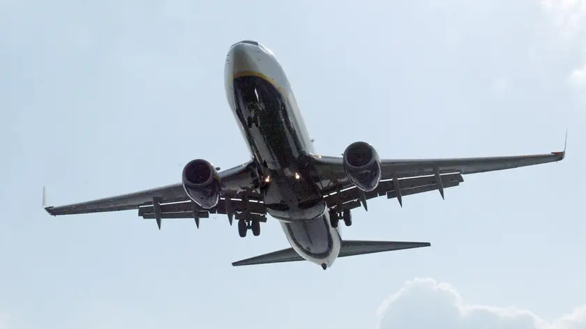 Rifornimenti limitati di carburante a Linate, Venezia, Treviso e Bologna: scattano le restrizioni