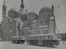 La basilica del Santo anni Cinquanta, quando ci passavano davanti i tram con le stanghe