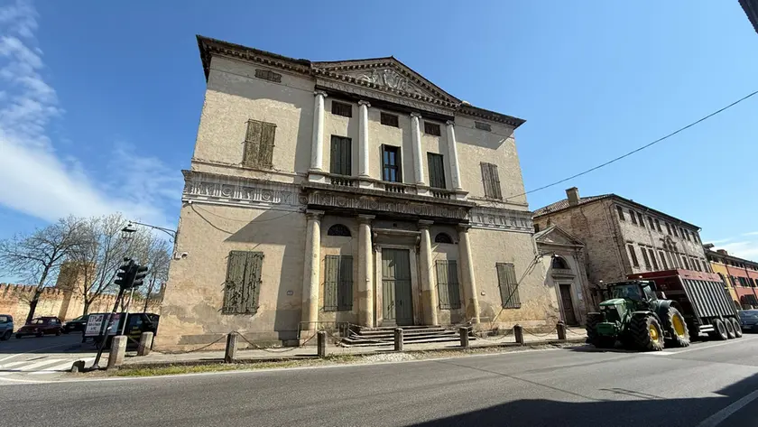 La facciata della villa