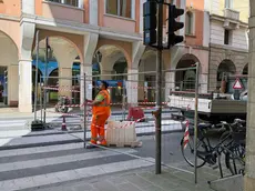 Alcuni operai al lavoro nel cantiere del Sir2 tra via Emanuele Filiberto e piazza Garibaldi