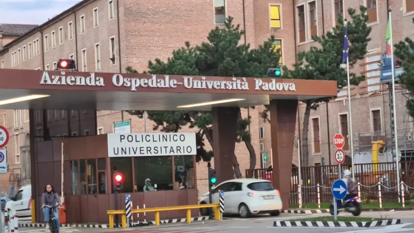 L’ingresso del policlinico universitario in via Giustiniani