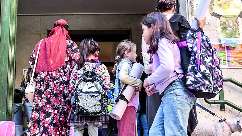 Bambine accompagnate a scuola: Palazzo Moroni promuove una campagna contro le mutilazioni