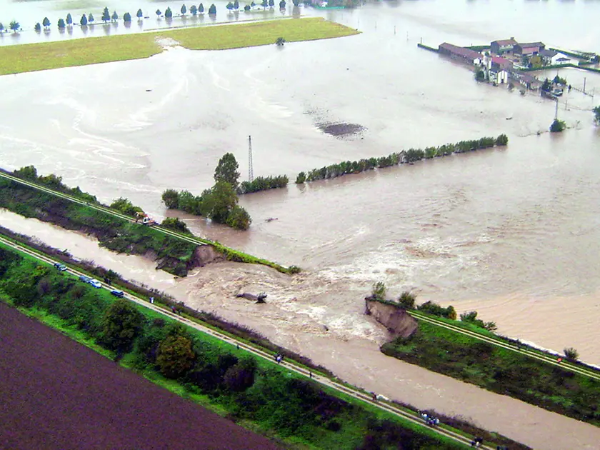 La rottura dell’argine del Frassine nel novembre 2011: in quest’area sono previsti 10 ettari di parco fotovoltaico