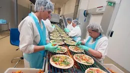 Nello stabilimento di Roncadin a Meduno si producono pizze surgelate