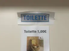 L'avviso affisso al bar di Caorle: un euro per usare il bagno