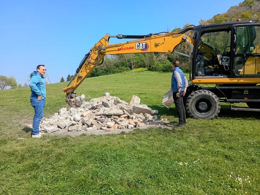 L’assessore e il sindaco di Teolo ad assistere alle operazioni di abbattimento delle strutture