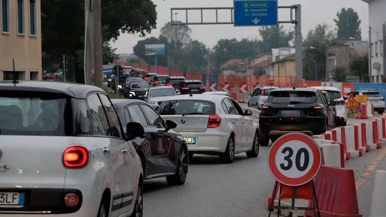 Traffico in via Chiesanuova a Padova