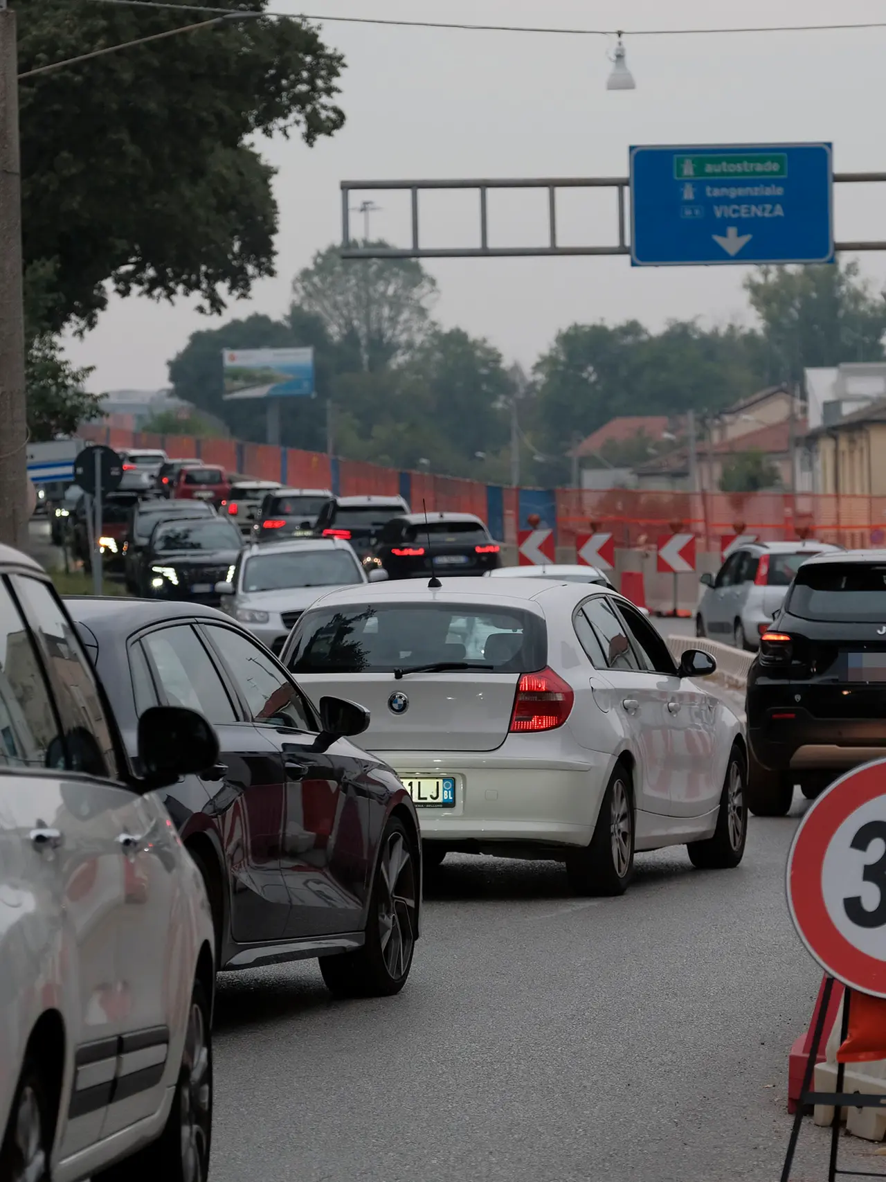 Traffico in via Chiesanuova a Padova