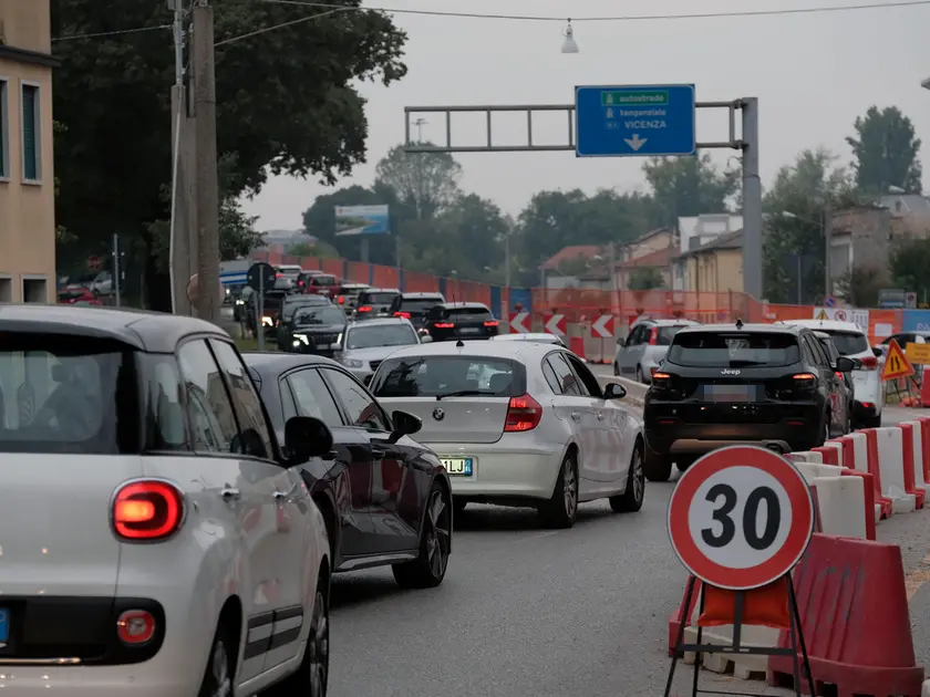 Traffico in via Chiesanuova a Padova