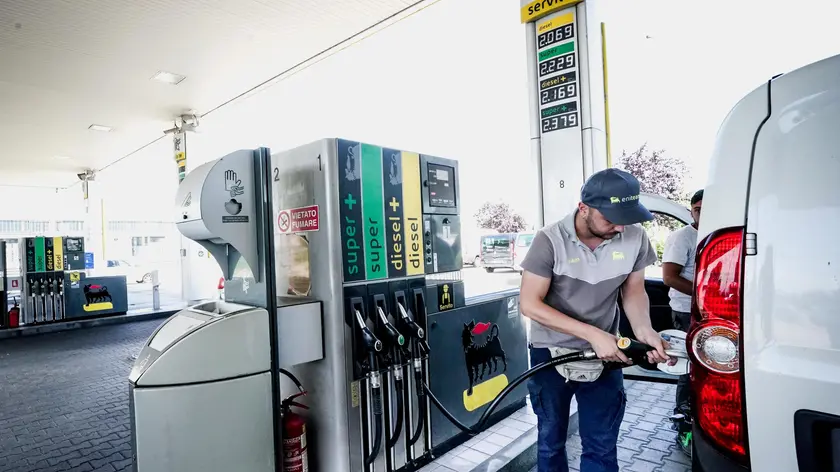 Una stazione di servizio: i prezzi dei carburanti sono alle stelle